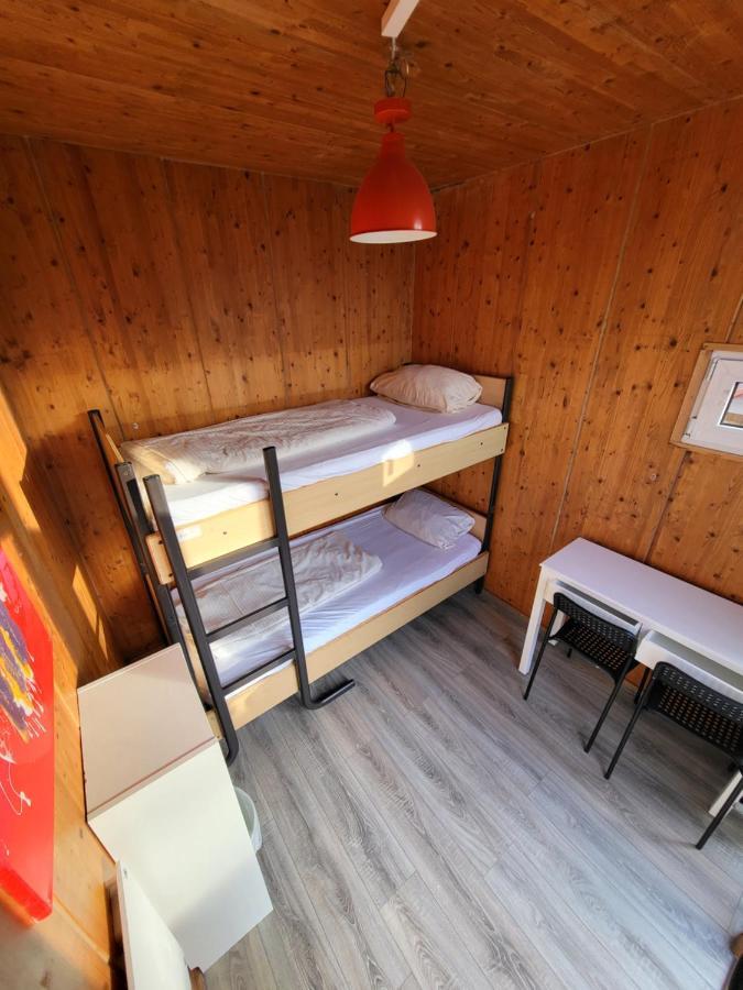 Chambre Lits Jumeaux avec Salle de Bains Commune