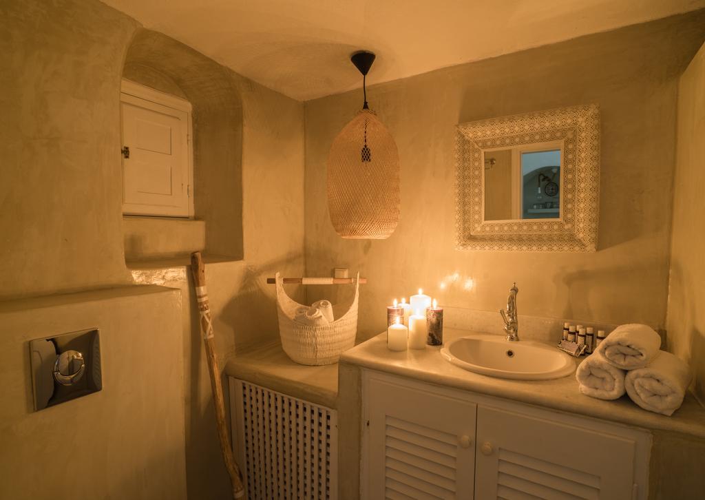 Sky Suite with Indoor Heated Jacuzzi and Caldera View,217635380:JPEG