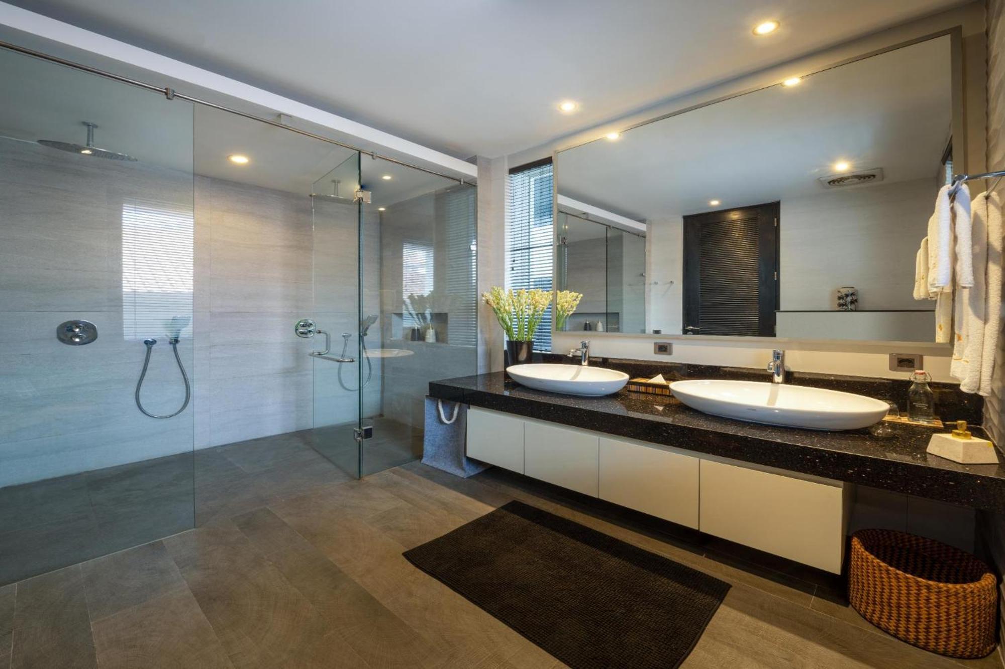 3BR Luxury Villa | 5 mins walk to Beach Garden Indoor Living
