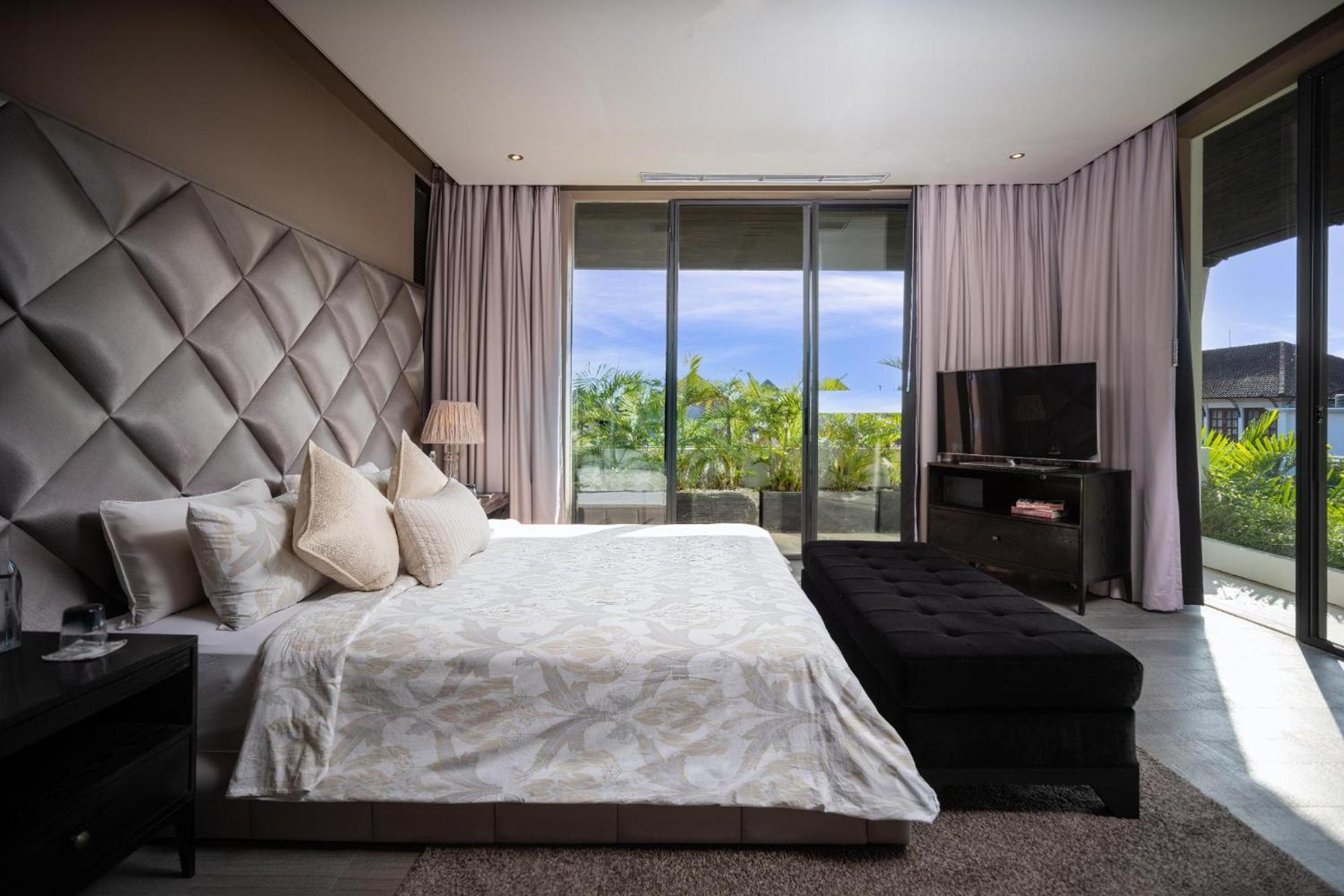 3BR Luxury Villa | 5 mins walk to Beach Garden Indoor Living