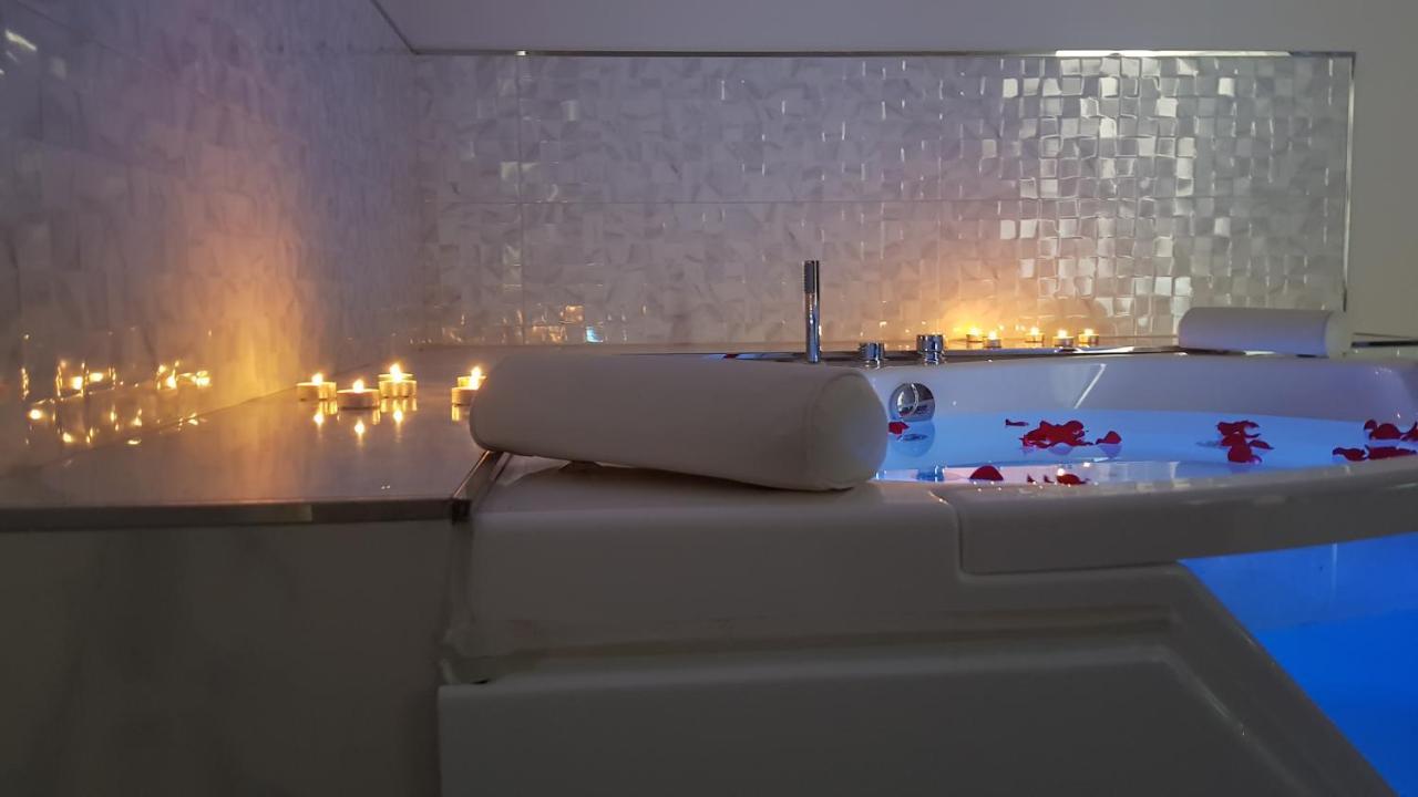 Double Room with Spa Bath,940433707:JPEG