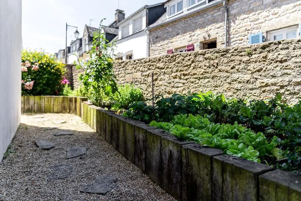 Grande maison en plein coeur du bourg au calme avec jardin clos, commerces port et plage à pied-1