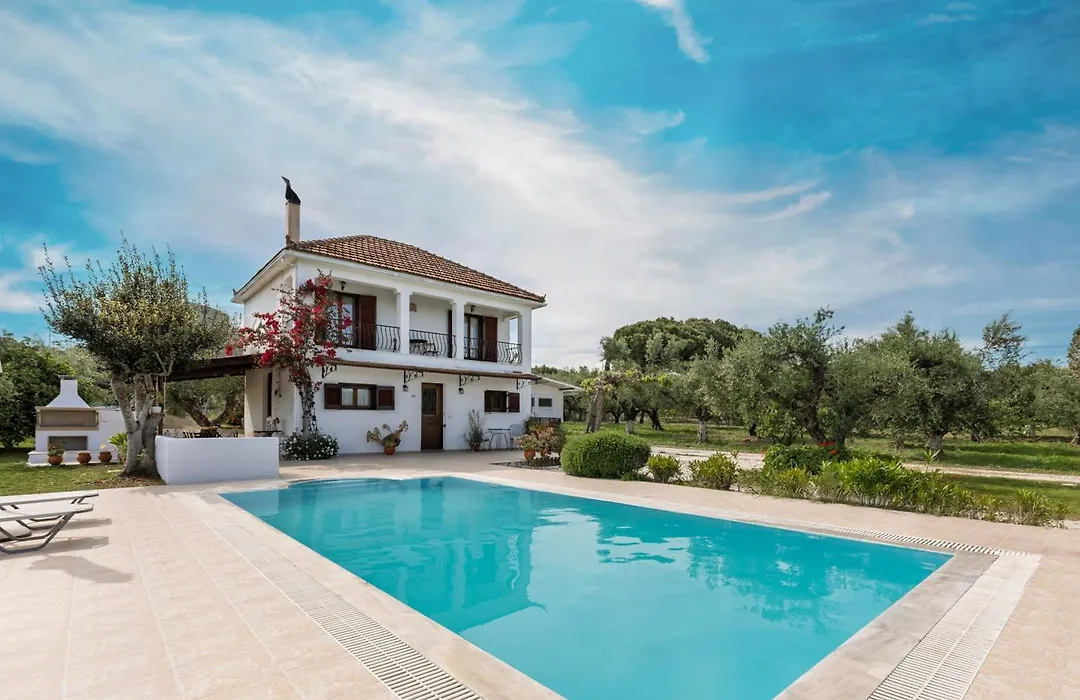 Villa Lola - 3 Bedrooms & Private Pool-1