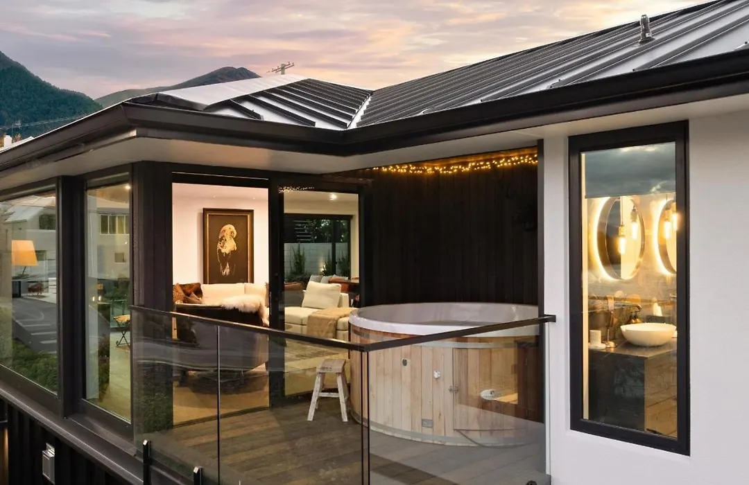 The Glasshouse By Majordomo - Central Home With Hot Tub & Sauna-1