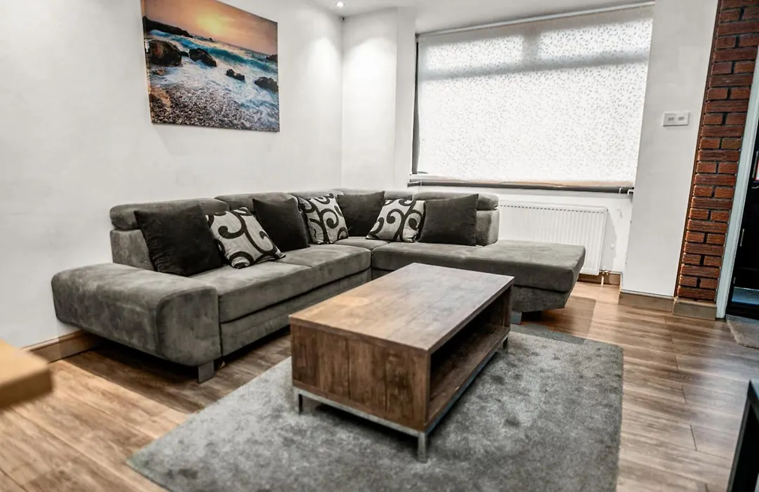 Central Manchester Family-Friendly Home With Free Parking And Workspace-1