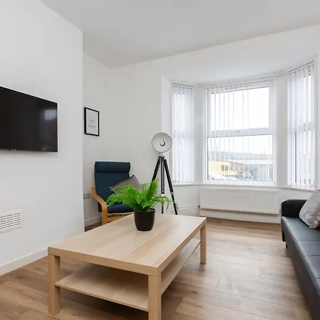 Clayton House - Spacious Home Near Etihad Stadium-2