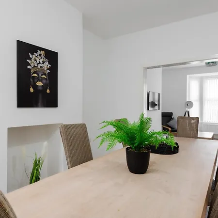 Clayton House - Spacious Home Near Etihad Stadium-3