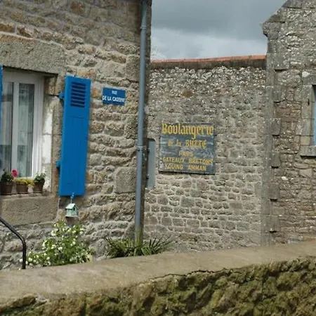 Grande maison en plein coeur du bourg au calme avec jardin clos, commerces port et plage à pied-3