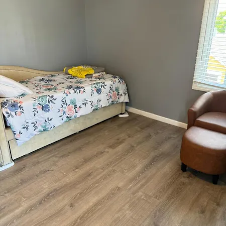 12 Ashworth Ave Suites-2