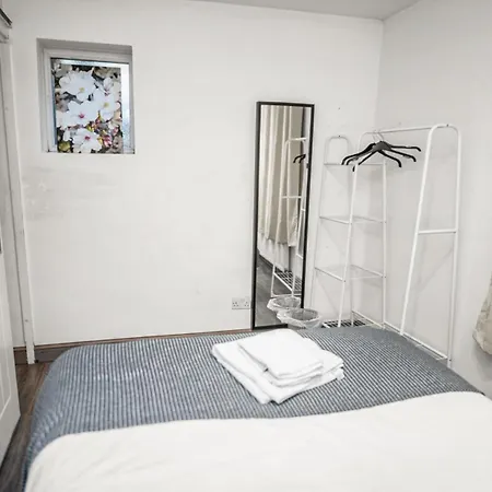 Central Manchester Family-Friendly Home With Free Parking And Workspace-2
