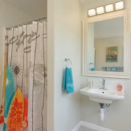 Ultimate Beach Bungalow - 1 Block From Beach - Huge Backyard-3