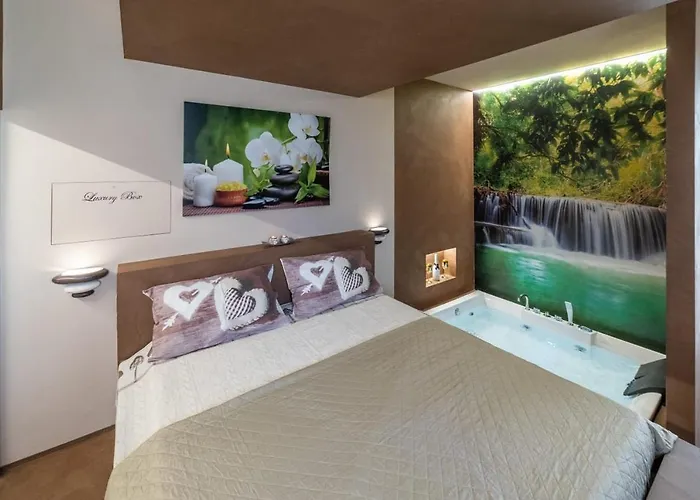 Hotel Jacuzzi: Luxury Suite
