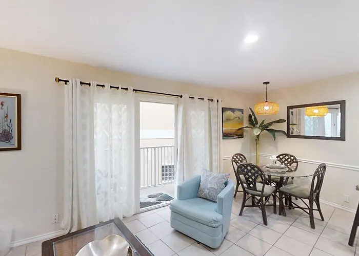 La Internacional Condominiums #210