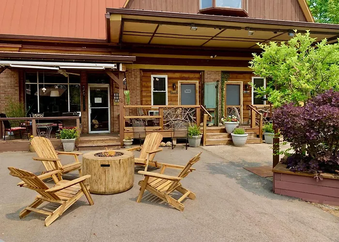 Vacation rental: The Iris Garden Downtown Cottages And Suites