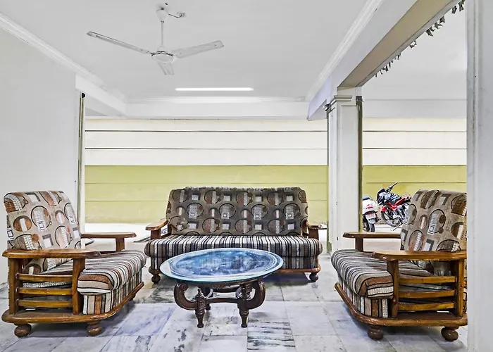 Central hotel: Capital O Samrat Palace Near Nampally Station