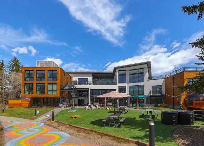 Pet Friendly hotel: The Block Hotel & Commons