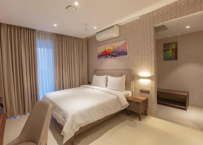 Hotels Close to Airport Ar Suites Jewels Royale - Koregaon Park Nx