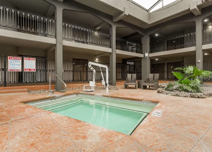 Hotel with pool: Wyndham Albuquerque Hotel & Conference Center